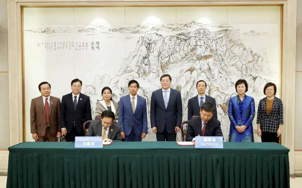 盈峰環(huán)境向老撾萬(wàn)象捐贈(zèng)7臺(tái)環(huán)衛(wèi)裝備，助力“一帶一路”建設(shè)